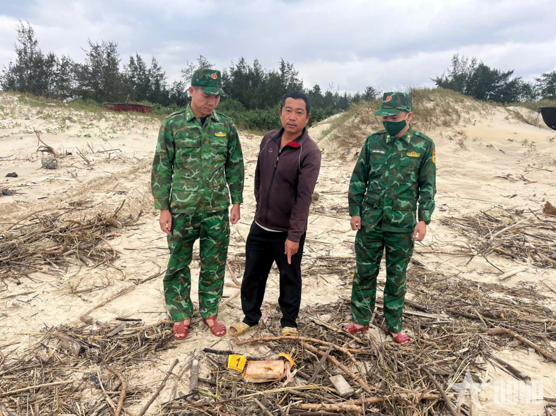 Quảng Trị: Phát hiện túi nilon nghi chứa ma túy dạt vào bờ biển